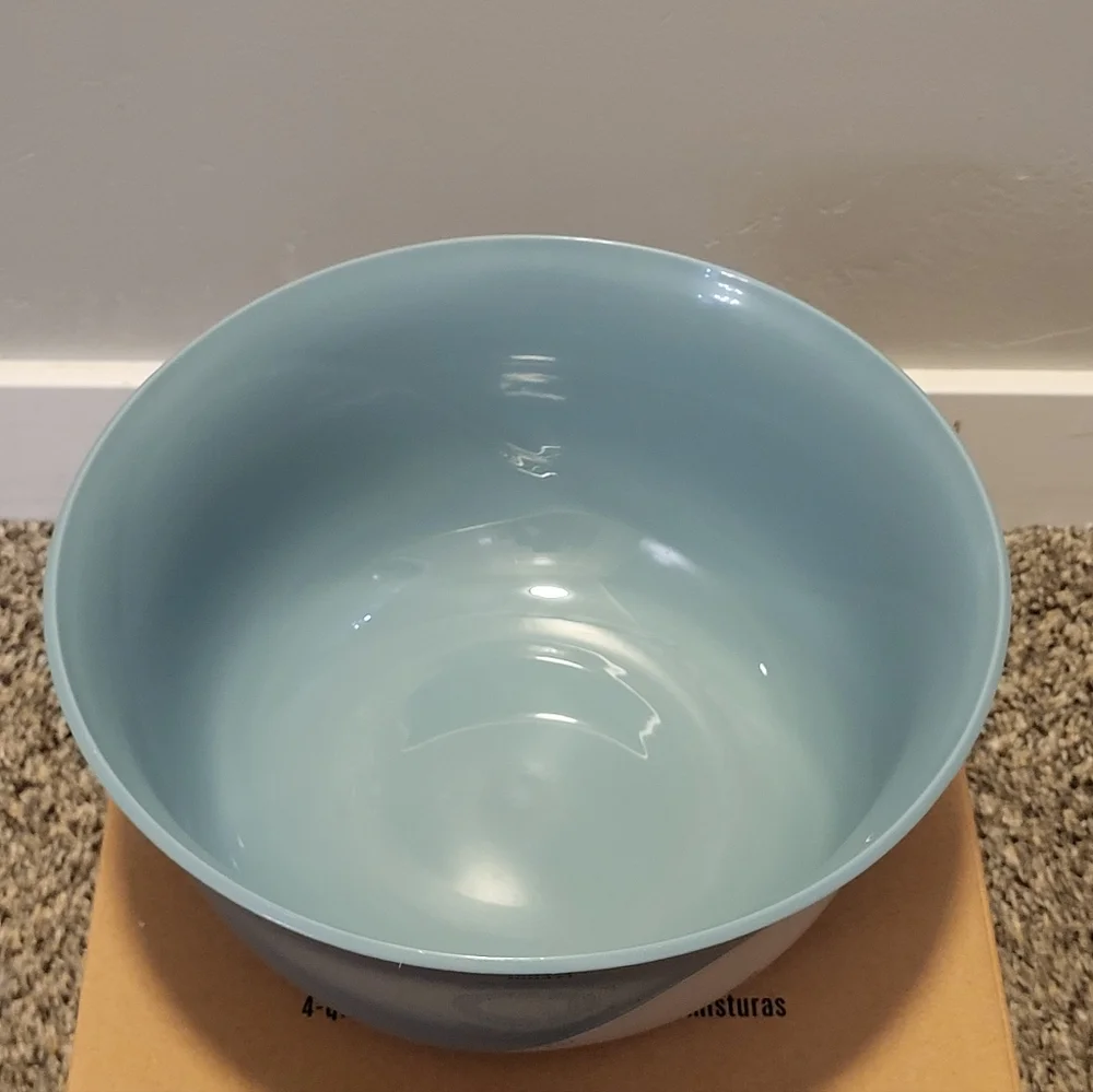 Pampered Chef Blue and White 4-Qt Mixing Bowl